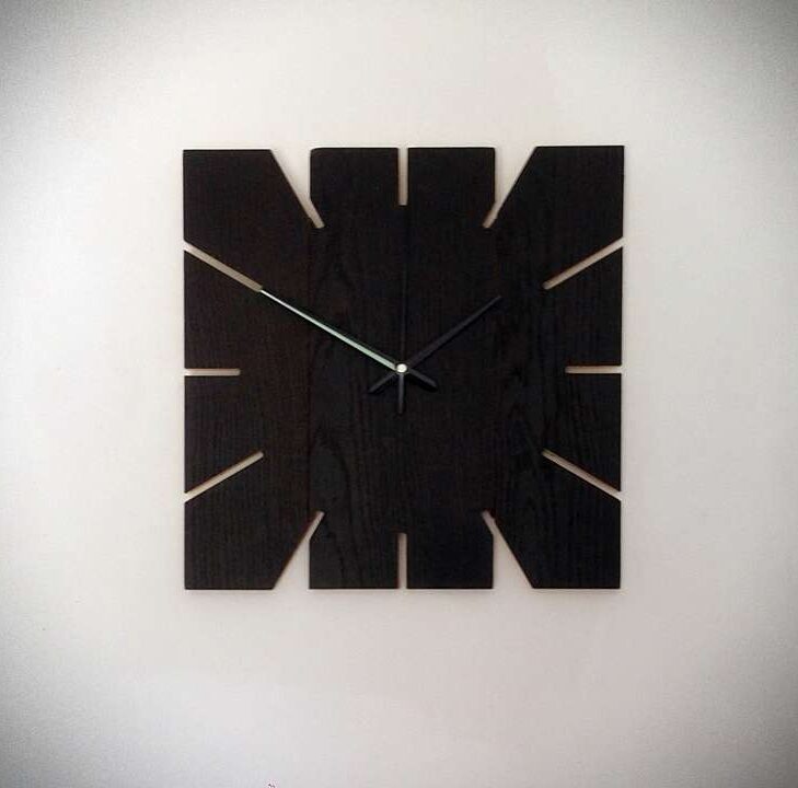 Juodas ąžuolinis laikrodis